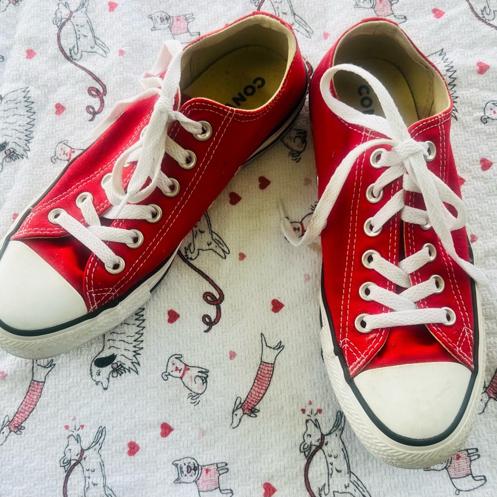 Red converse sneakers. Like new. ❤️